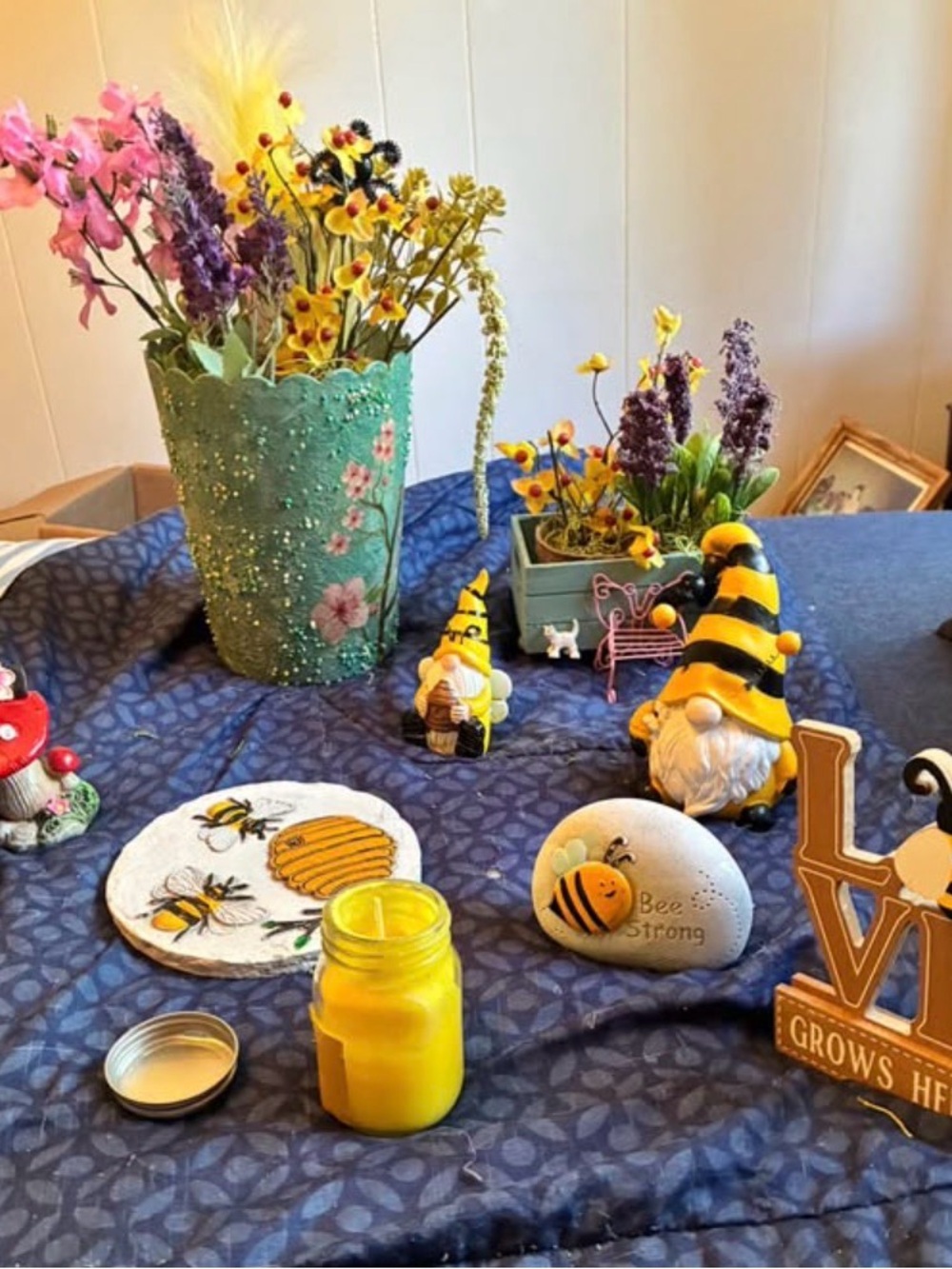 Bee-Themed Yellow Home Party Decor Set - Brand Unspecified